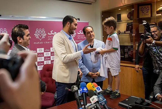 (تصاویر) علیرضا حقیقی در جمع کودکان محک