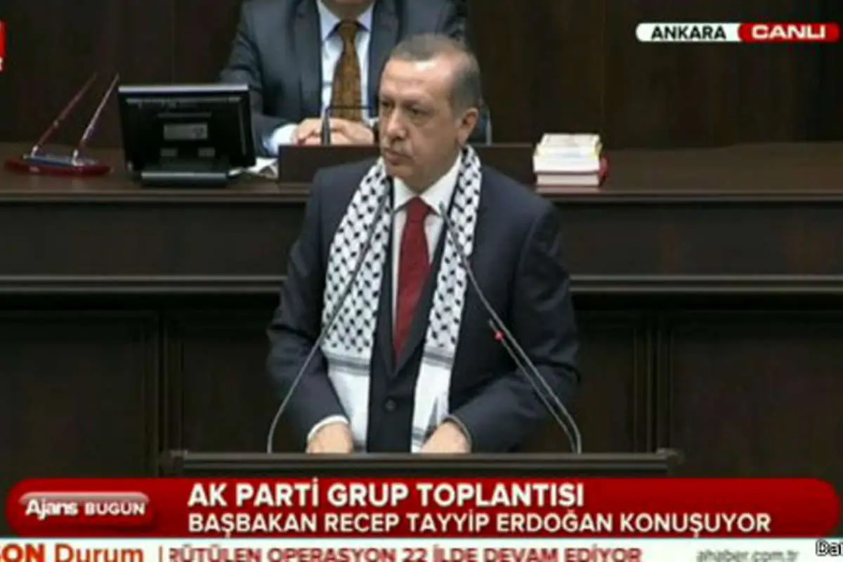 (تصویر) اردوغان با چفیه فلسطینی در پارلمان