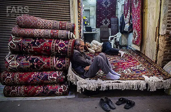 (تصاویر) استراحت نیمروزی کسبه بازار تبریز