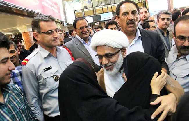 (تصاویر) بازگشت روحانی بازداشت‌شده