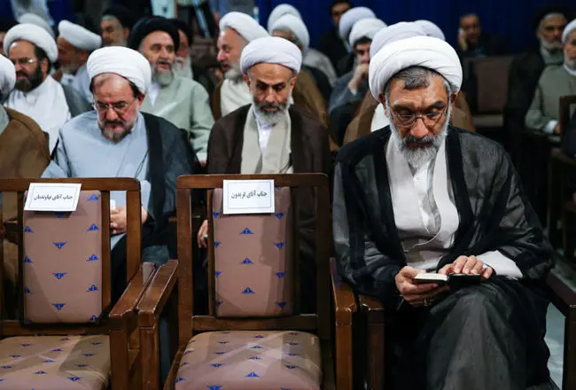 (تصاویر) نشست جمعی از روحانیون با روحانی