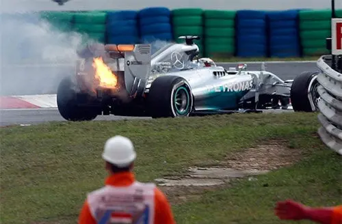 (تصاویر) اتومبیل همیلتون آتش گرفت