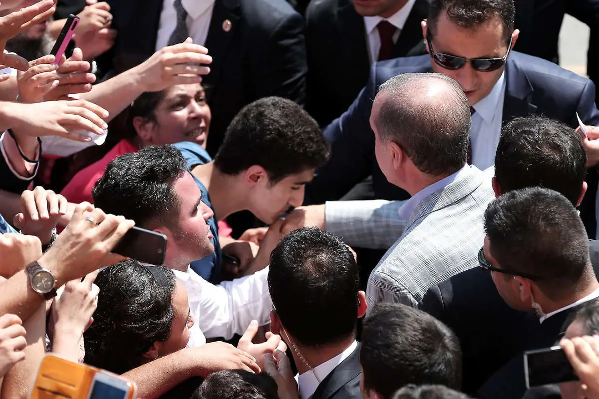 (تصویر) بوسیدن دست اردوغان