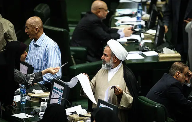 (تصاویر) طومار‌نمایندگان در واکنش به نطق‌ روحانی