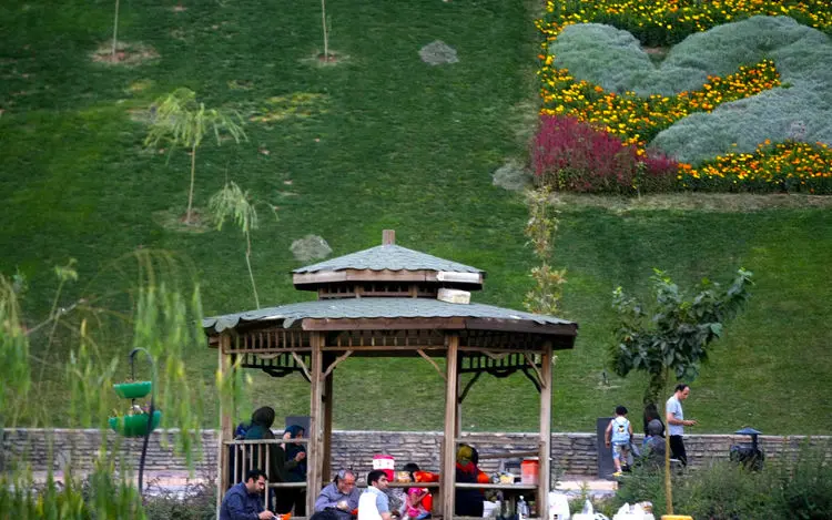 تعطیلات در تهران، گردشگران و مسافران، در حاشیه فوتبال، حمایت از بیماران سرطان با کنسرت، زندگی در غزه و ...