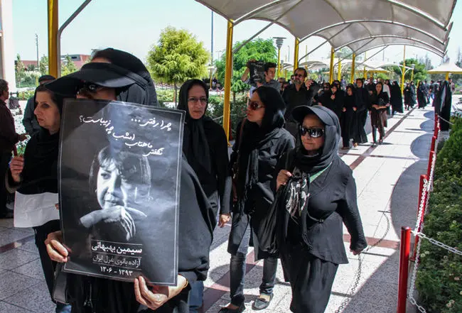 (تصاویر) مراسم خاکسپاری سیمین بهبهانی