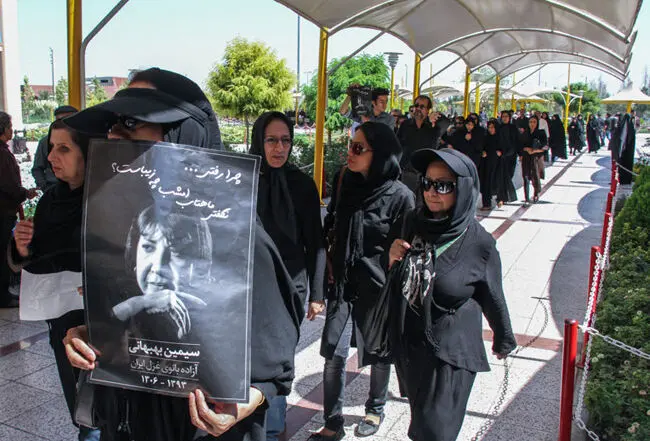 (تصاویر) مراسم خاکسپاری سیمین بهبهانی