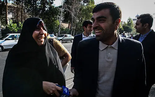 (تصاویر) فاطمه‌هاشمی دوباره میکروفن صداوسیما را پائین‌آورد