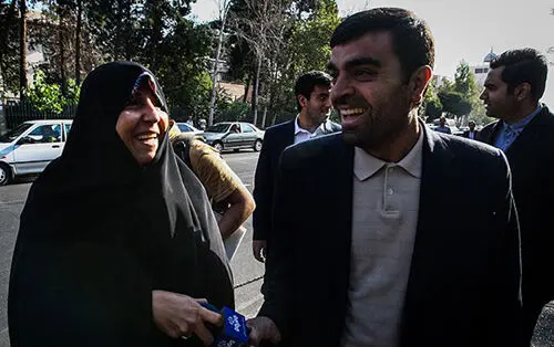 (تصاویر) فاطمه‌هاشمی دوباره میکروفن صداوسیما را پائین‌آورد