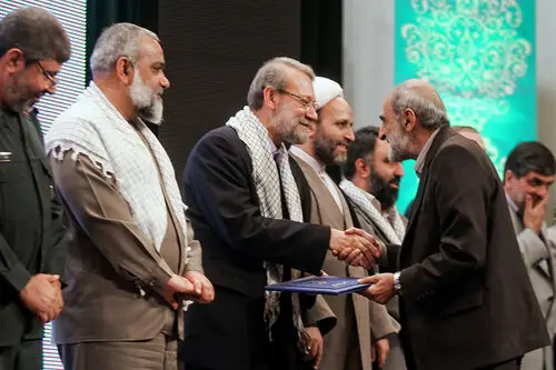 (تصویر) تقدیر از شریعتمداری در همایش روابط عمومی سپاه