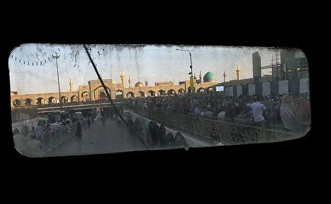 (تصاویر) گلباران حرم مطهر امام رضا(ع)