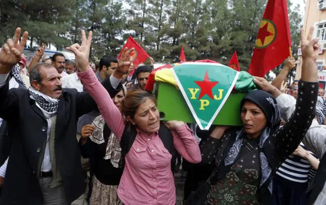 (تصاویر) خاکسپاری زن مدافعِ کوبانی