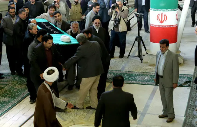 (تصاویر) اقامه نماز بر پیکر آیت‌الله مهدوی‌کنی