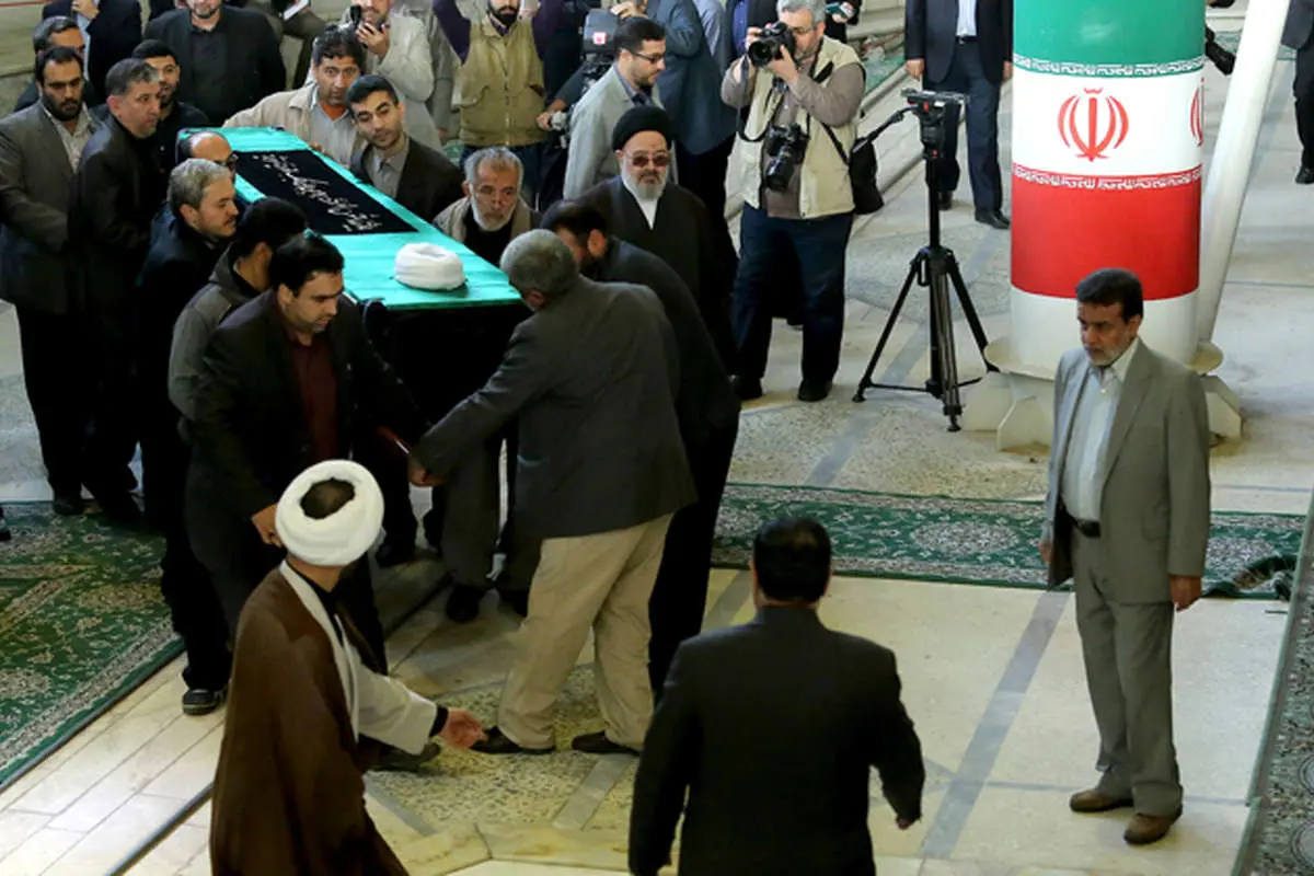 (تصاویر) اقامه نماز بر پیکر آیتالله مهدویکنی