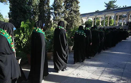 (تصاویر) گلباران آرامگاه حافظ