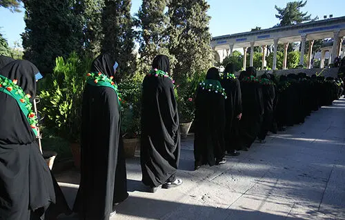(تصاویر) گلباران آرامگاه حافظ