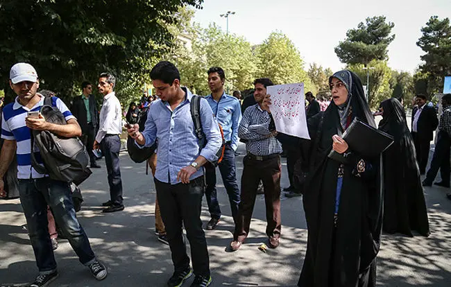 (تصاویر) حواشی حضور روحانی در دانشگاه