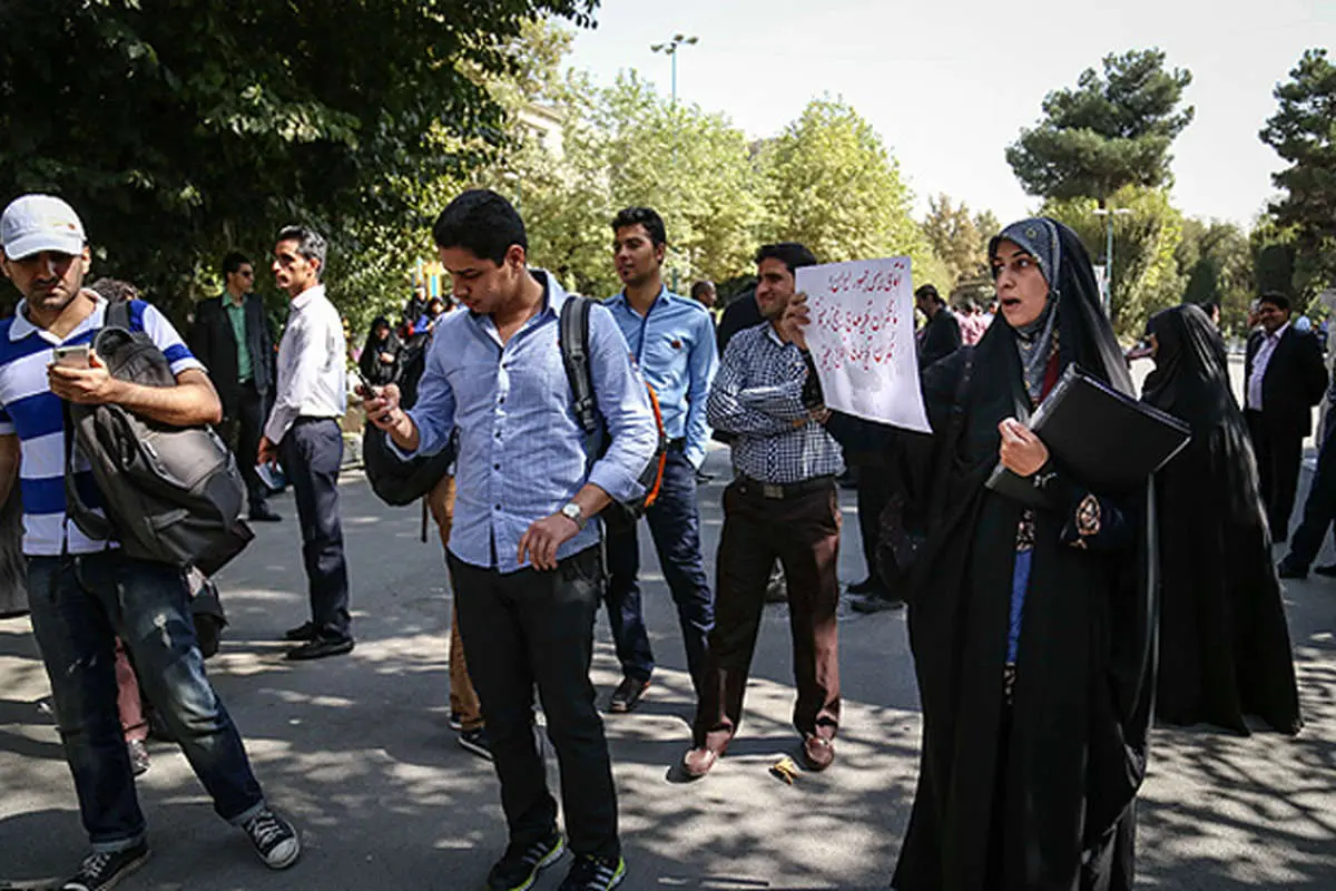 (تصاویر) حواشی حضور روحانی در دانشگاه