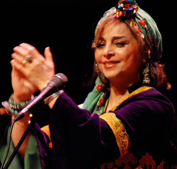 بانوی آواهای محلی