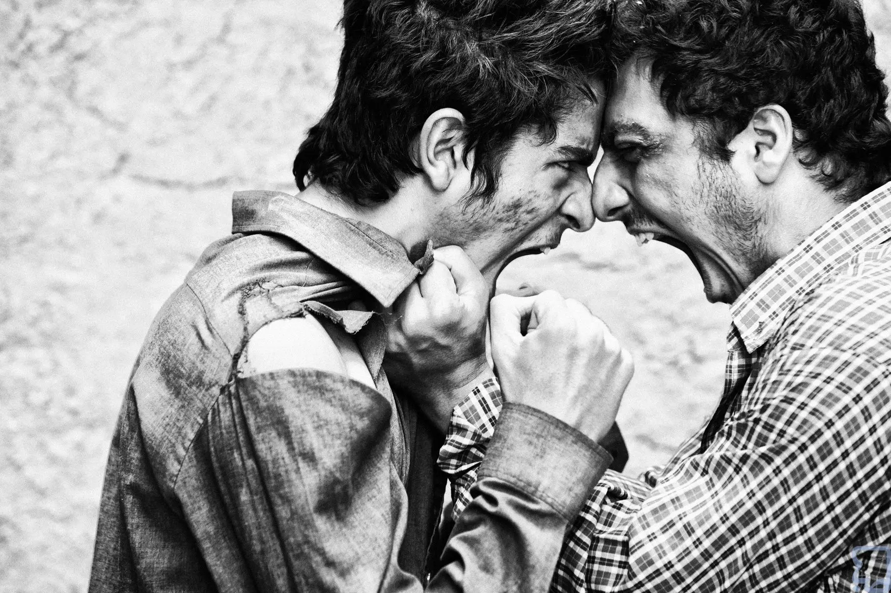 چرا همه داد می‌زنند؟!