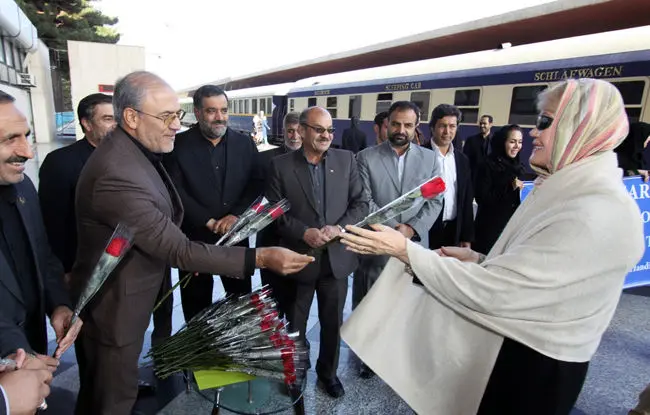 (تصاویر) مسافران‌ قطار لوکس در حرم‌رضوی