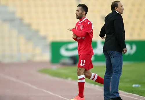 تعویض جنجالی درخشان؛ صادقیان با هواداران خداحافظی کرد