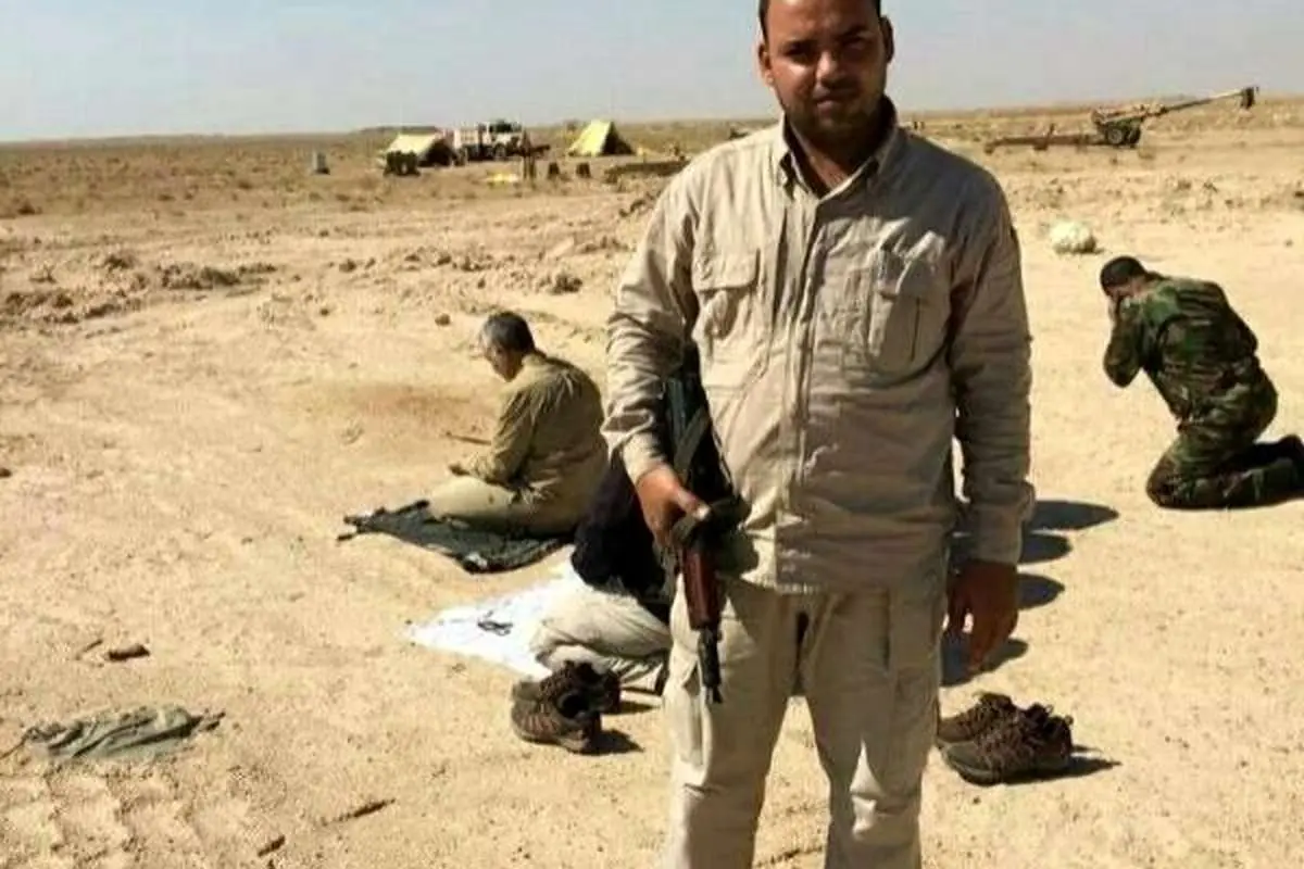 تصویر نماز جماعت با اقتدا به سردار "قاسم سلیمانی" در عراق