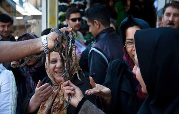 (تصویر) حراج مار زنده در بازار تهران!