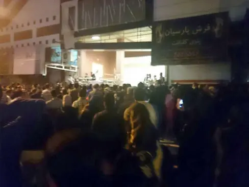 (تصاویر) برگزاری کنسرت موسیقی با وجود تجمع دلواپسان