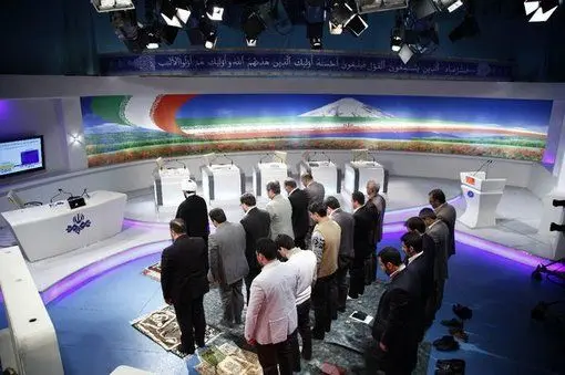 (تصاویر) نماز جماعت در برنامه زنده تلویزیونی