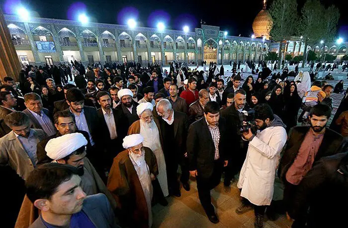 (تصاویر) آیت‌الله‌جنتی در غبارروبی شاهچراغ(ع)