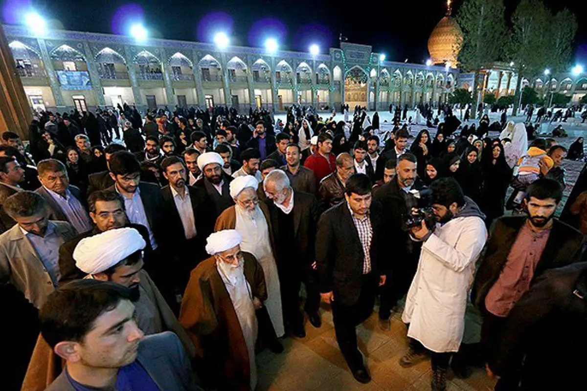 (تصاویر) آیتاللهجنتی در غبارروبی شاهچراغ(ع)