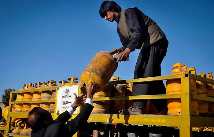 (تصاویر) صف‌های طولانی توزیع کپسول گاز