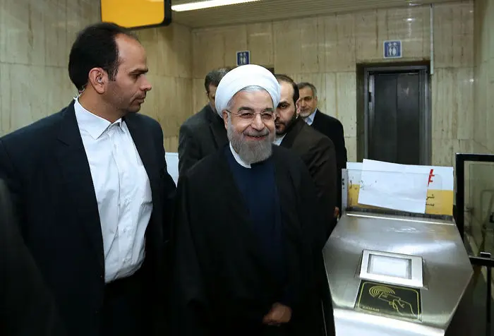 (تصاویر) روحانی سوار بر مترو