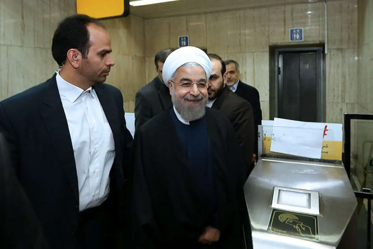 (تصاویر) روحانی سوار بر مترو