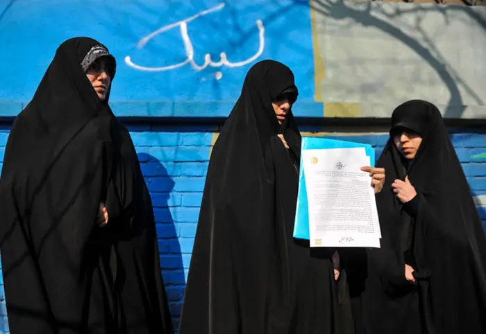 (تصاویر) نامه خواهران بسیجی به "اولاند" تحویل سفارت شد
