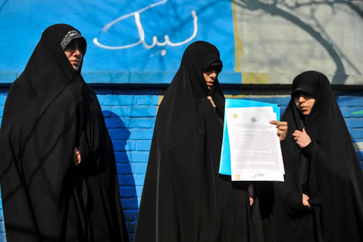 (تصاویر) نامه خواهران بسیجی به "اولاند" تحویل سفارت شد