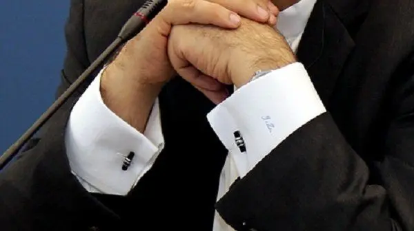 (تصویر) گلدوزی لباس ظریف سوژه رسانه‌ها شد