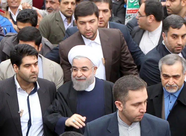 (تصاویر) حسن روحانی در راهپیمایی 22 بهمن
