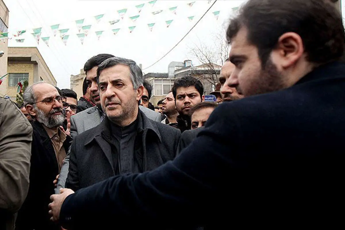 (تصاویر) مشایی در مراسم تشییع مادر احمدینژاد