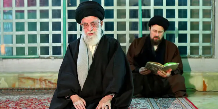 مقام معظم رهبری در حرم امام خمینی(ره)، استقبال از فوتبالیست، نمایش خیابانی، شعار...
