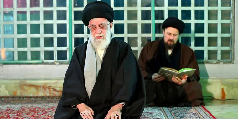 مقام معظم رهبری در حرم امام خمینی(ره)، استقبال از فوتبالیست، نمایش خیابانی، شعار...