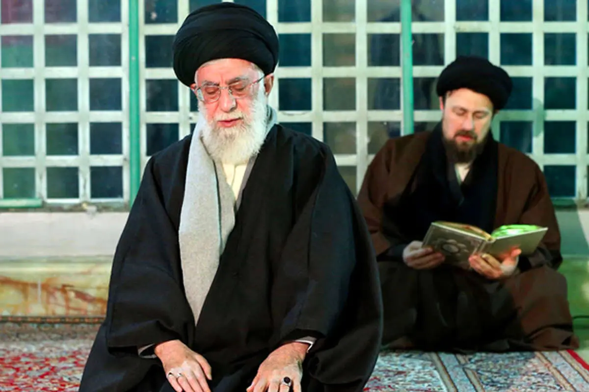 مقام معظم رهبری در حرم امام خمینی(ره)، استقبال از فوتبالیست، نمایش خیابانی، شعار...