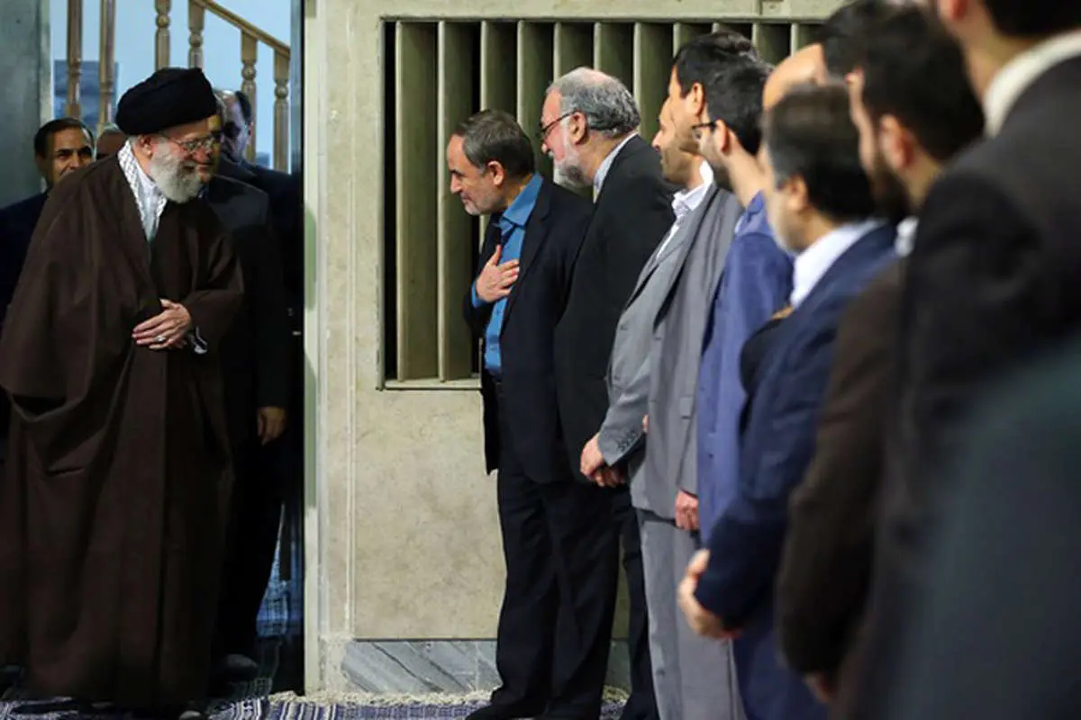 (تصاویر) بازدید رهبرانقلاب از نمایشگاه نانو