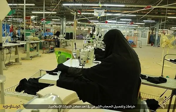 (تصاویر) افتتاح کارخانه تولید چادر سیاه داعش