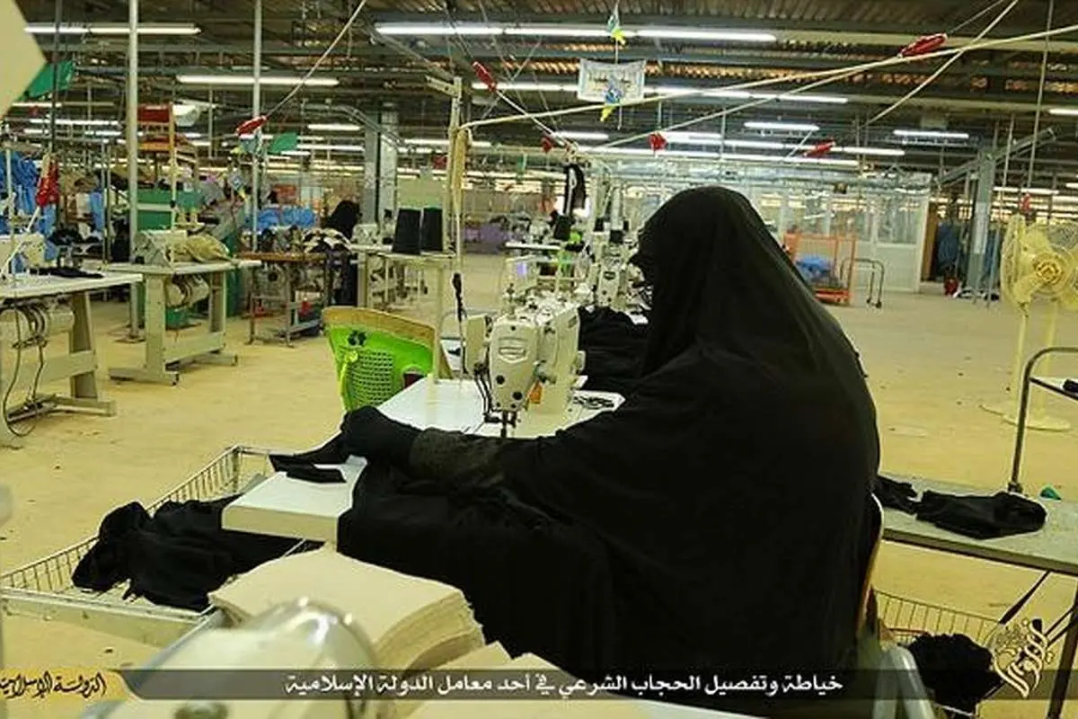 (تصاویر) افتتاح کارخانه تولید چادر سیاه داعش