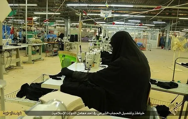 (تصاویر) افتتاح کارخانه تولید چادر سیاه داعش