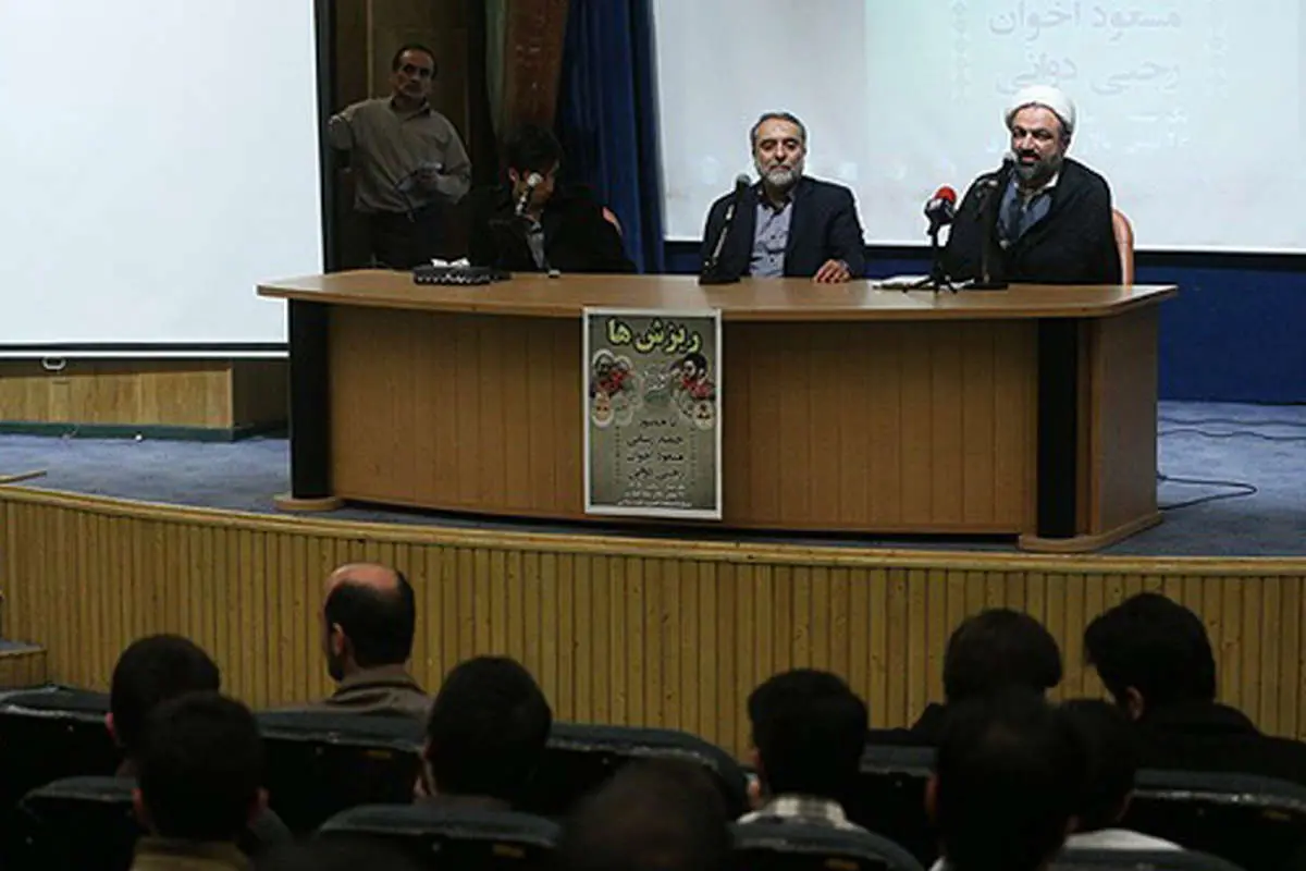 (تصاویر) اعتراض دانشجوی کفنپوش به رسایی