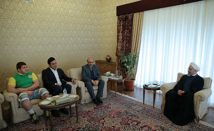 (تصاویر) حدادی مدالش را به روحانی تقدیم کرد