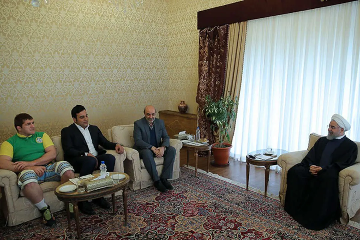 (تصاویر) حدادی مدالش را به روحانی تقدیم کرد